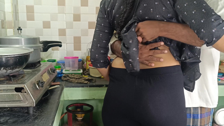 Palani69: Ev hanımı mutfakta ateşli sikişiyor