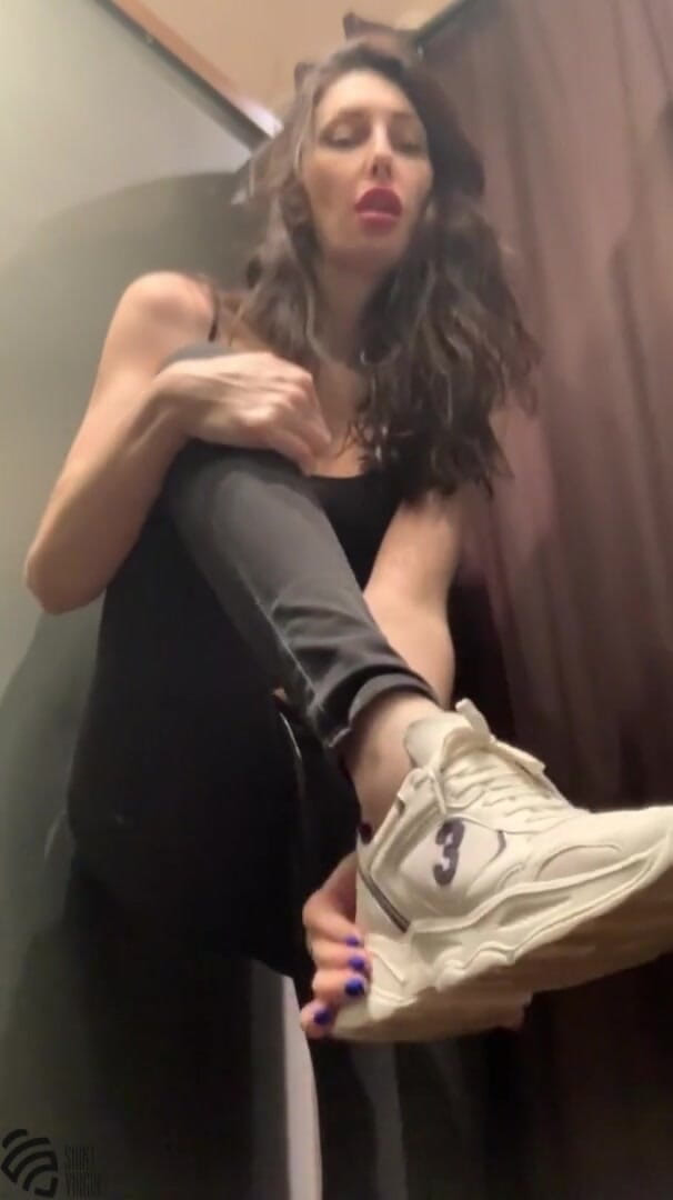 LizaVirgin: Heiße MILF masturbiert in der umkleidekabine des ladens