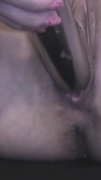 Une MILF coquine se masturbe au bureau