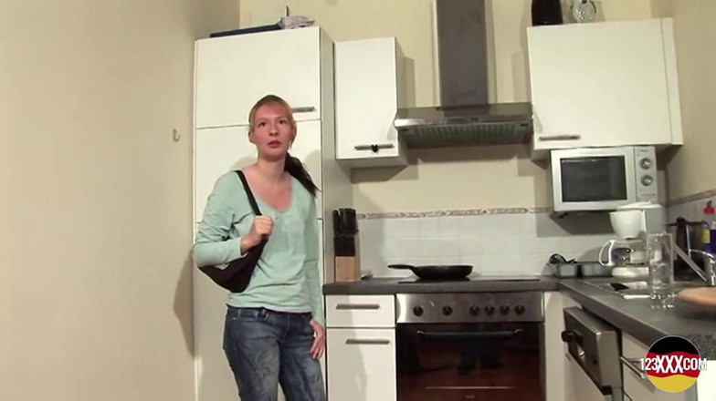 German amateur - 100% German hardcore videos: Remaja blonde Jerman yang paling menakjubkan menjolok muffnya di dapur