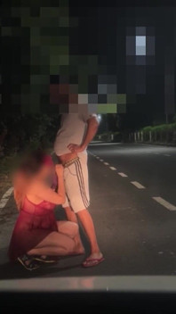 Bhabhi panas mengongkek orang asing di jalan raya