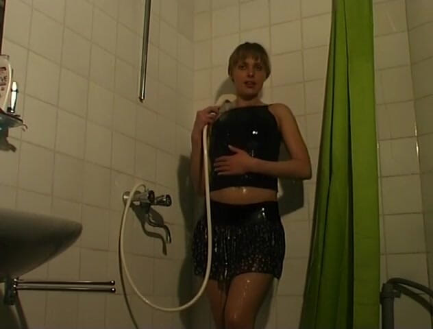 Flash Model Amateurs: Hot brunette takes a nice sexy shower