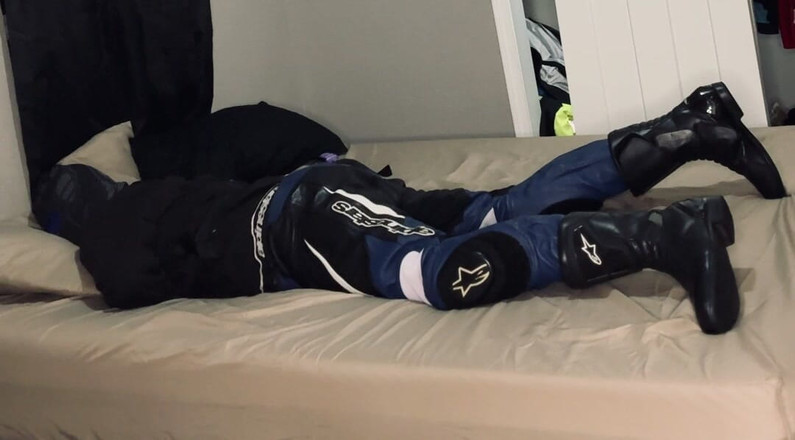 GearJock69: Motorista en una camisa de fuerza y atada