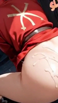 Tânăra twink este futută în cur în public în piață