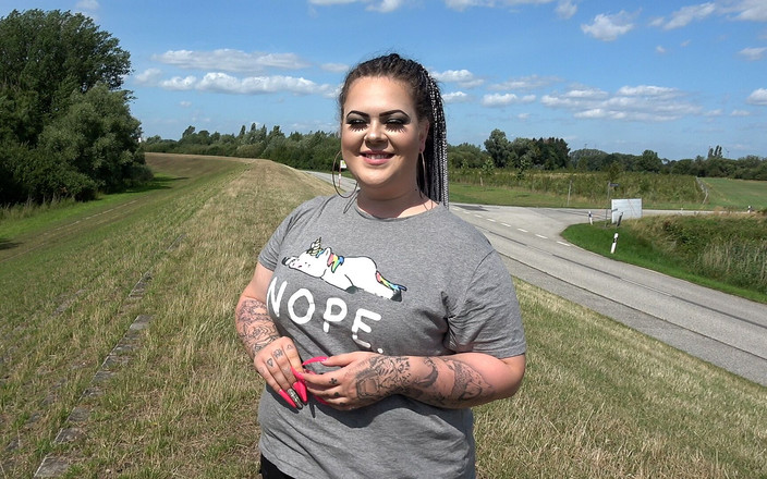 Andy Star: Alman tombul kız açık havada seks istiyor ateşli iri güzel...