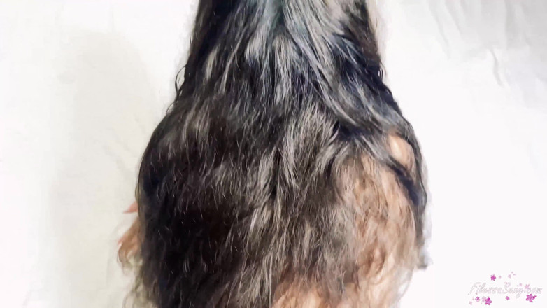 Filessa: Une jolie fille au cul juteux suce une bite et...