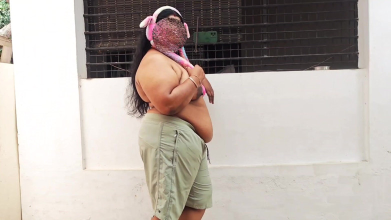 Anne Ipe: Awek desi dalam pakaian pendek dengan pakaian atas putih dan...