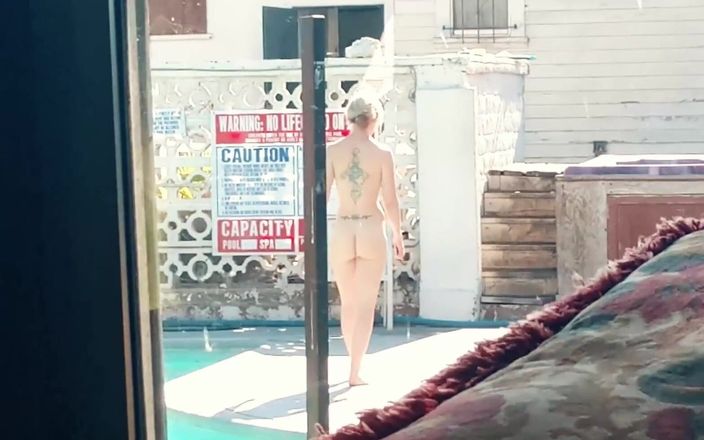 Glass Desk Productions: Kristi Love - atemberaubende blondine wird beim sonnenbaden nackt erwischt