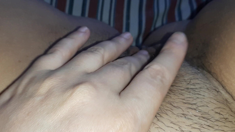 Lesbian-illusion: Masturbo mi inocente coño sin afeitar mientras mis padres están...