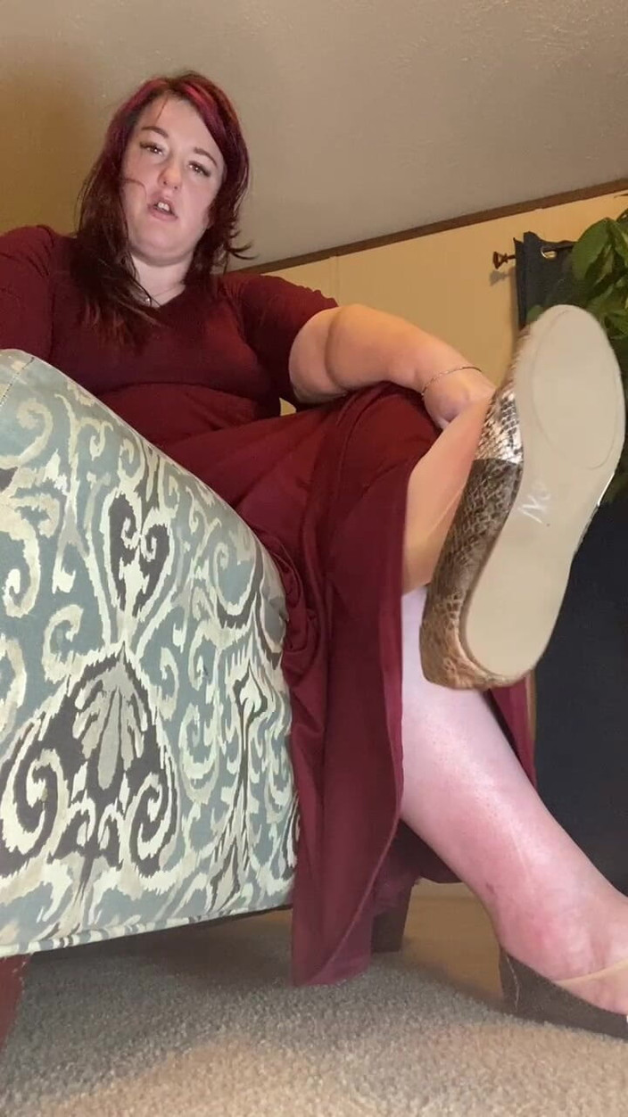 BellaBlast: Ea atârnează și își scutură piciorul în timp ce te instruiește să ejaculezi -...