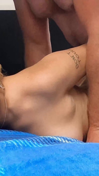 Puta latina Aleksa es desnudada y follada a pelo en el sofá de casting