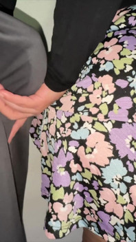 Ella Agarra El Pene De Un Extraño Con Una Gran Erección.