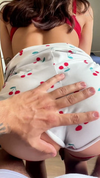 Jedno svůdné oblečení, jedno velmi lahodné kouření