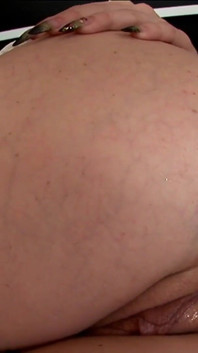 Сексуальна руда тінка Усова бере член в дупу