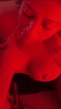 Geile Latina-milf in Rotlicht Spuckt Auf Schwanz, Lutscht Eier, Gibt Handjob Und Gesichtsbesamung