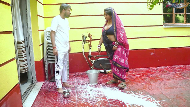 Desi Bold Movies: Desi Hot Lady Milkman Mampi Bhabhi Harcore Fuck with Antim...