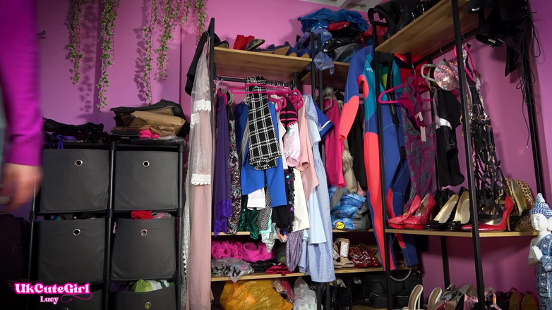 UKCuteGirl Lucy Lauren: Sen izlerken üvey anne yoga vitesini değiştiriyor