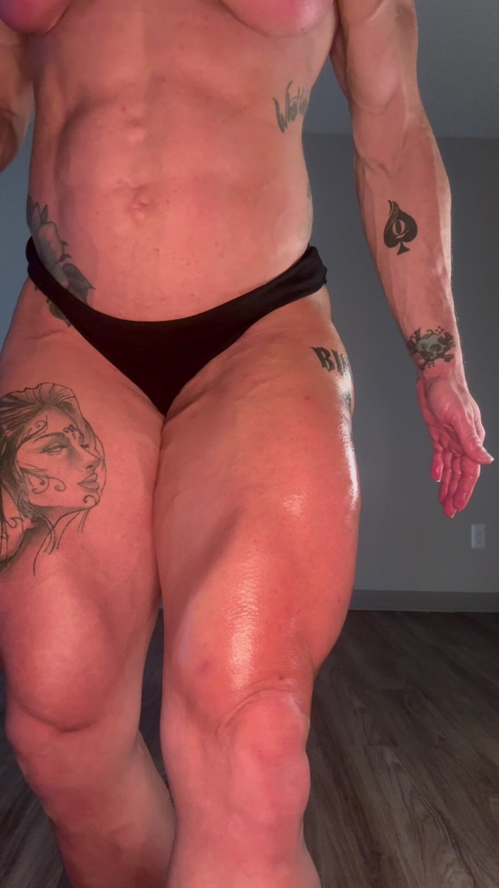 Simone Steele: 裸体进度检查