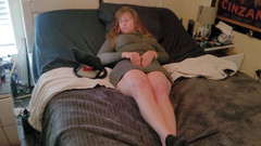 Sexycrittler: Nadržená manželka masturbuje s hitachi k orgasmu