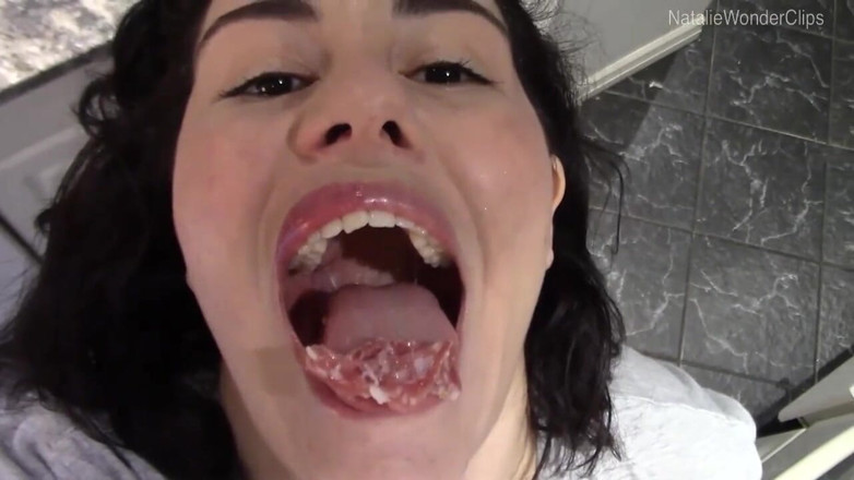 Natalie Wonder: Devorando salame sem camisinha e salmão defumado cru com close-ups...