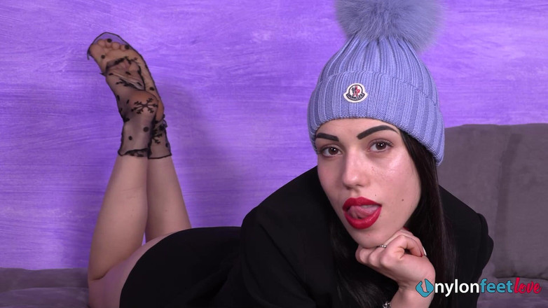Best Nylon Feet Videos: Сногсшибательная Petra снимает свои сапоги по заднице и демонстрирует ее сексуальные ступни