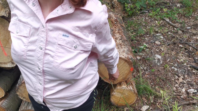 Bouncy Tits Action: เฆี่ยนนมในป่าใส่เสื้อเชิ้ต