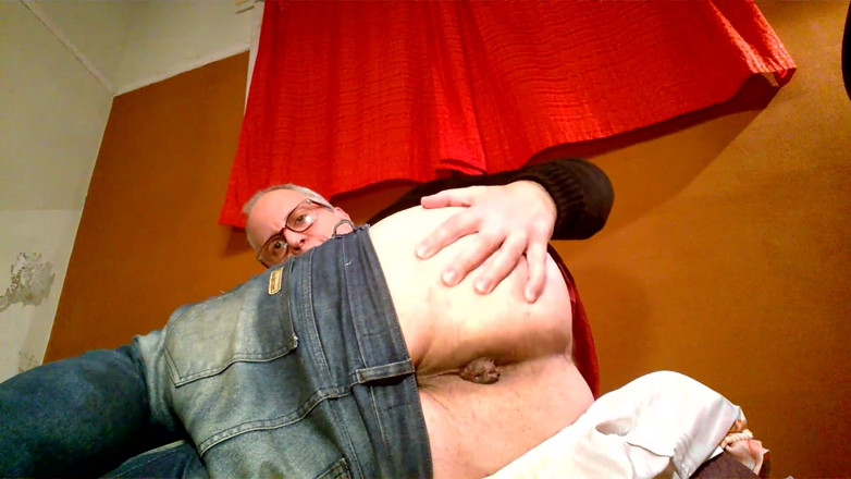 Dildo Man and Cross Hard Sex: Meando y corrida y culo abierto
