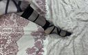 Gloria Gimson: Довгі ноги красуні в чорних панчохах у чудовому ніжному соло на ліжку для любителів фут фетишу
