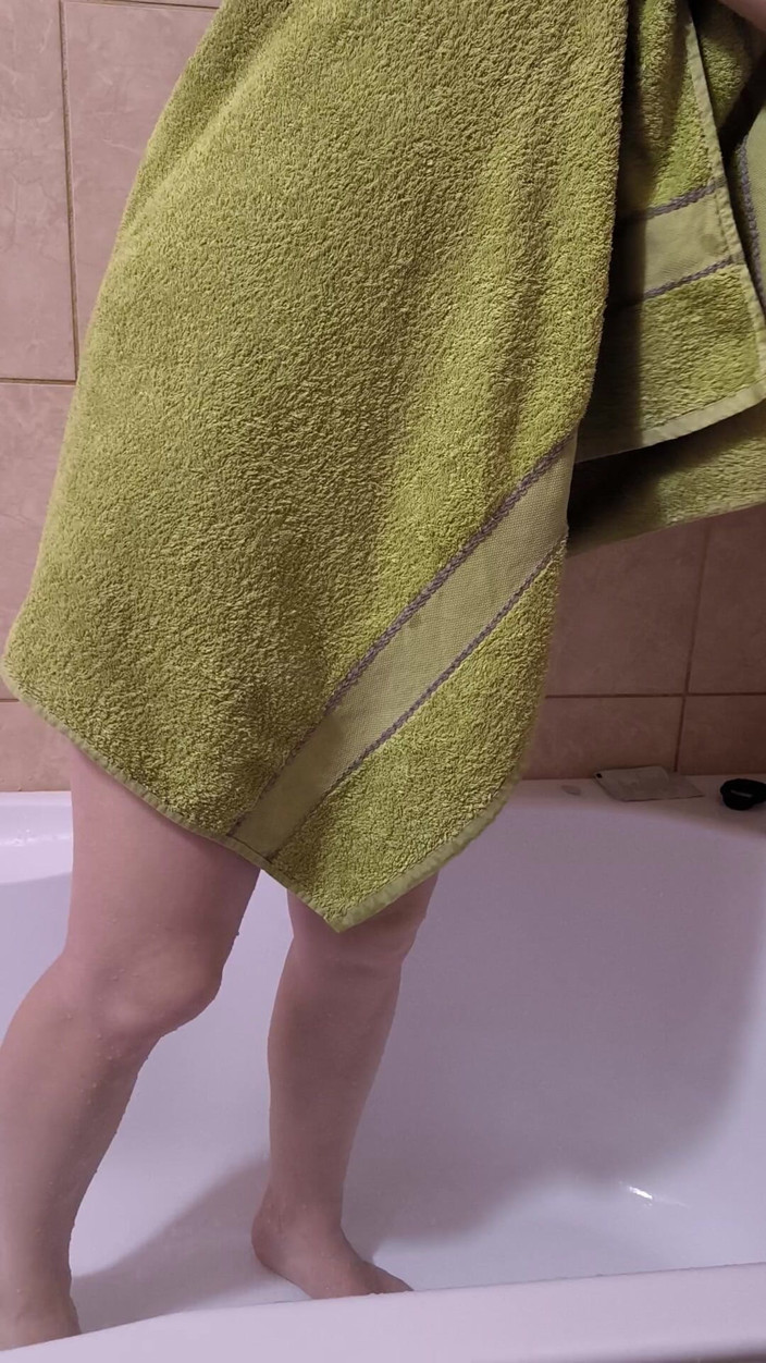 FenekManul: Bath Princess Does Her Water Routine