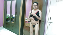 काले अधोवस्त्र और थोंग में हॉट बहिन क्रॉसड्रेसर फेमबॉय स्वीट लॉलीपॉप।
