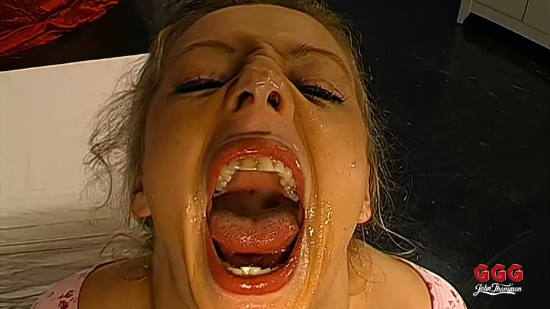 EroticPlanet XXX: شقراء بوكاكي وقحة يبتلع كل حمولة