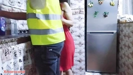 我进入一个老师，他像杯子一样伤害我，我渴望他在我体内，我被剥夺了鸡巴