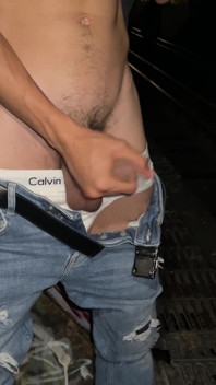 Grote Lul Twink Solo Aftrekken Van Grote Cumshot in Het Openbaar Betrapt Op Het Aftrekken Van Zwaargeschapen Papi