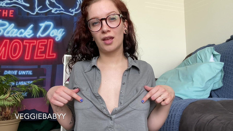 Veggiebabyy: Adorazione della dea con piercing sul capezzolo con tette piccole