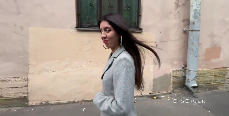 Dis Diger: 売春婦に現金を渡し、コンドームなしで彼女とセックスし、彼女の顔に射精しました