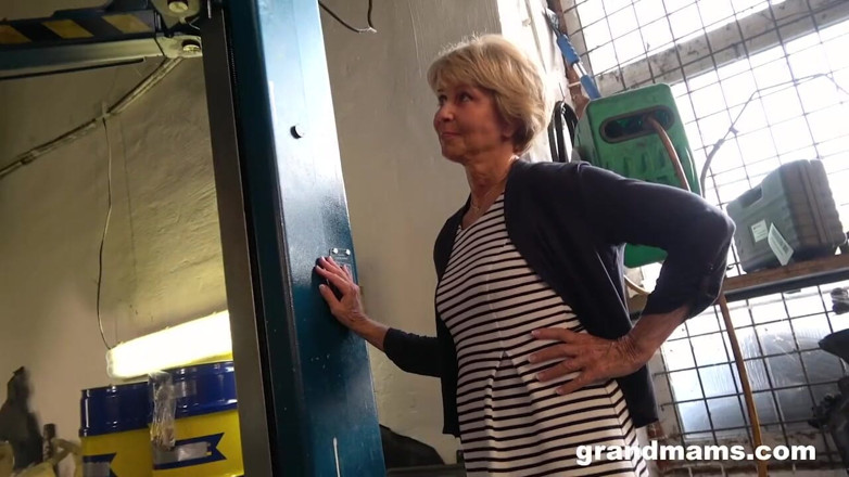 Grandmams: Пожалуйста, трахни меня, прежде чем починить мою машину бабушками
