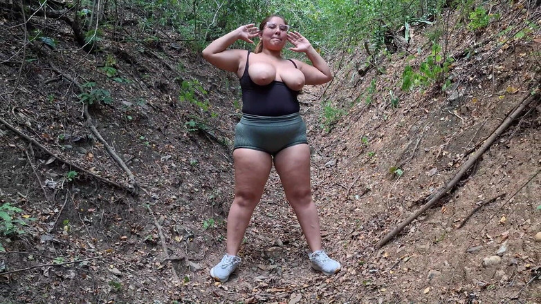 SugarPose: Velká kráska Latina cvičí venku se svými kozami