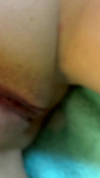 Meu marido lubrificava os dedos com precum e fodeu minha buceta. Feminino orgasmo e gozada interna extremo close-up
