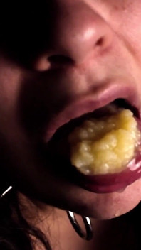 La puttana piss ottiene la sua Razione di cibo pisciato e un bicchiere di piscio - Naughtymasochist