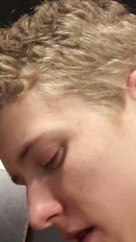 Mléčná Holes_ scéna 2_a gay pár si navzájem plní zadky spermatem