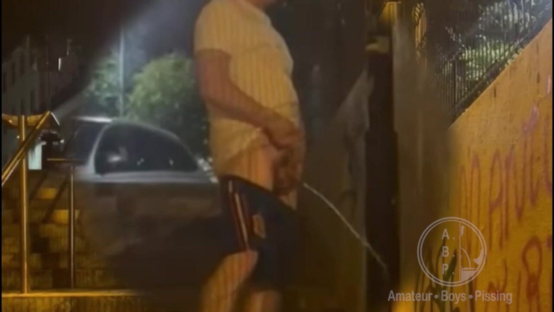 AmateurBoysPissing: Hetero-junge Erwischt Beim Zweiten Mal in Der Selben Nacht Beim...