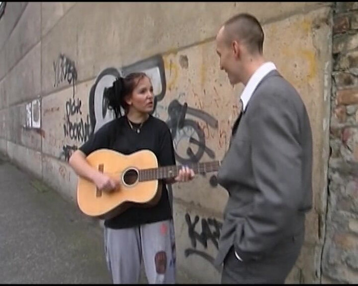 German Amateur Videos: このドイツ人ふしだらな女はナンパされ、後背位で犯された