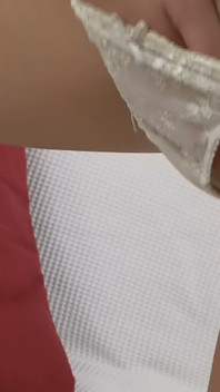 Une blonde bronzée avec des lignes de bronzage et un jouet en acier