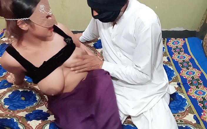 HotQueenPk: La cameriera calda indiana viene scopata a pecorina dal suo...