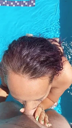 Sugând pula în aer liber în piscină