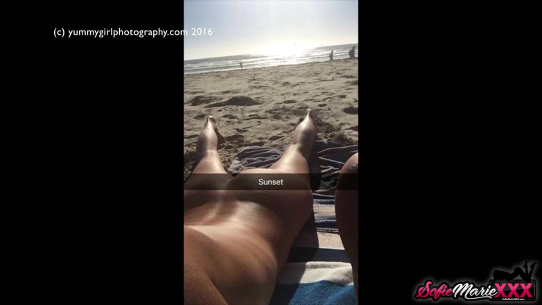 Sofie Marie: Zlobivá milfka Sofie Marie dělá snapy a baví se na...