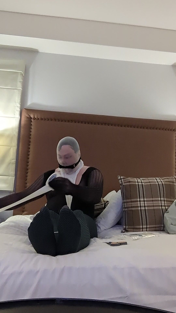 Phmann4u: Самобондаж, шлюшка в колготках кончает