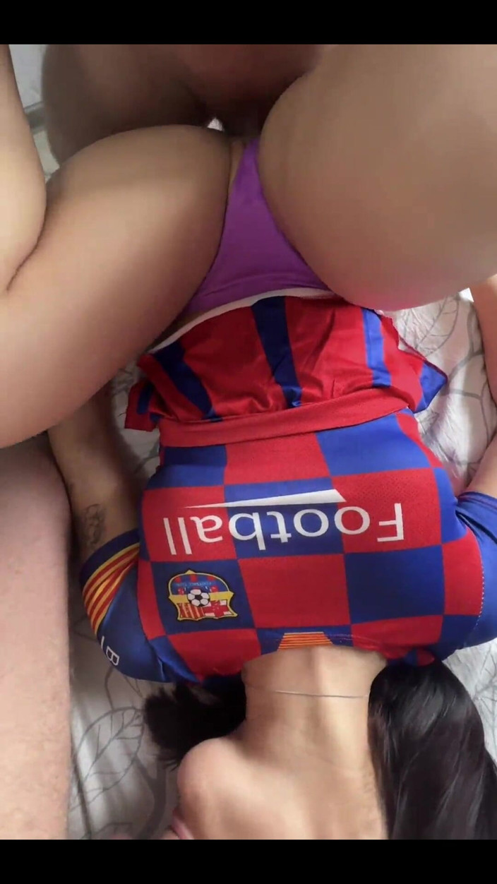 ComerZ: Sexy roztleskávačka s velkým zadkem šuká dva ptáky