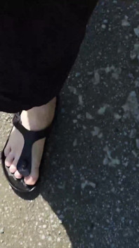 Luar dalam kaftan hitam dan berkaki ayam dalam Birkenstocks hitam