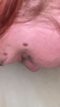 Toiletlikken, borstel zuigen uit toilet en spuug likken van de vloer